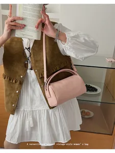 Detail der rosa zylindrischen Baguette-Tasche aus Kunstleder mit schmalem Schultergurt