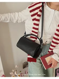 Detail einer schwarzen zylindrischen Boston Bag mit Riemen im französischen Retro-Stil