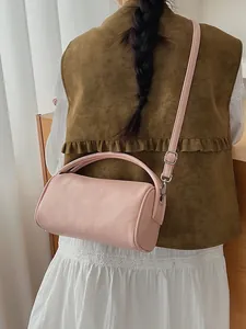 Rosafarbene zylindrische Baguette-Tasche aus Kunstleder mit verstellbarem Schultergurt