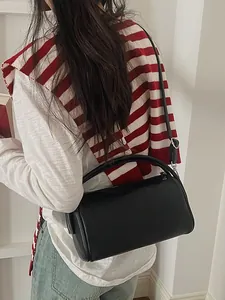 Minimalistische schwarze zylindrische Tasche mit Lederstruktur und silbernen Details
