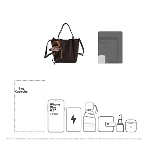 Vue de la capacité d'un sac seau en cuir marron pour iPhone et objets usuels