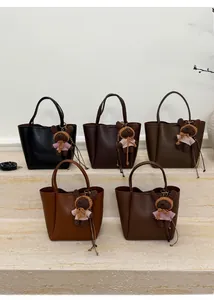 Groupe de sacs seaux vintage en cuir de diverses couleurs sur des marches en pierre