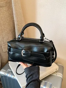 Sac Boston pour Femmes Style Coréen en Cuir PU Rétro Sac Baguette Sac à Bandoulière Avec Pendentif Chien Boucle de Ceinture