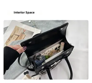 Vue intérieure du sac baguette noir en PU montrant un grand espace pour maquillage