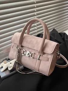 Sac Baguette Femme Élégant en Cuir PU Sac à Main Bandoulière Polyvalent Avec Boucle Métallique et Pendentif Animal Accessoires de Mode Quotidien