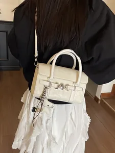 Sac baguette chic blanc crème avec anneaux argentés et accessoire de charme poney