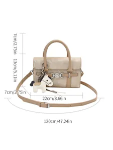 Sac baguette beige élégant avec dimensions 22x13x7cm montrant la poignée et la bandoulière