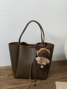 Sac Seau pour Femme en Cuir PU Vintage Rétro Style Maillard Texture Litchi Sac à Main Avec Pendentif Ours pour Navettage Quotidien