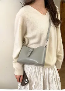 Détail du sac bandoulière gris-vert élégant avec boucle de ceinture et bandoulière en cuir