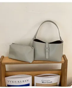 Sac fourre-tout gris clair minimaliste et pochette assortie en similicuir mat