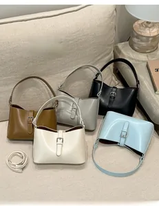 Détail de sacs à main élégants en cinq couleurs avec bandoulières amovibles