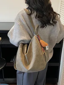 Minimalistische olivgrüne matte Tragetasche für Damen mit Plüsch-Hähnchenschenkel-Anhänger
