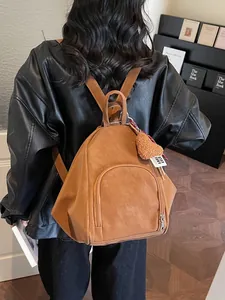 Damen Rucksack aus PU-Leder in Karamellbraun mit Herzanhänger und Schultergurten