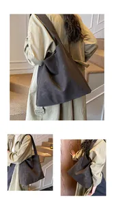 Λεπτομερής προβολή της μεγάλης vintage tote τσάντας με φαρδύ ιμάντα και ματ δέρμα