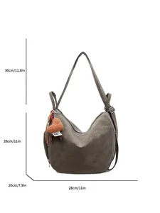 Minimalistische graue Hobo-Tasche 28x28cm mit orangefarbenem Herz-Anhänger Detail