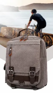 Dettaglio dello zaino vintage in tela con cinturini in pelle e opzioni di trasporto multiple