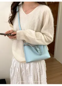 Détail du sac à bandoulière bleu clair en similicuir avec boucle argentée et structure