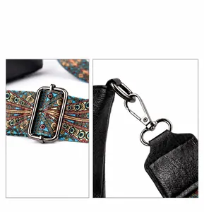 Detail van verstelbare etnische jacquard riem met metalen haken voor leren tassen
