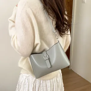 Sac sous le bras rétro français vert sauge avec boucle argentée et bandoulière