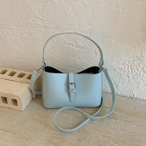 Sac à main minimaliste en cuir PU bleu clair avec boucle décorative et bandoulière