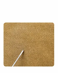 Dettaglio della trama antigraffio e resistente del robusto zaino da uomo in tela canvas