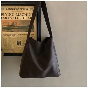 Λεπτομερής άποψη vintage καφέ τσάντας tote στον τοίχο με καλλιτεχνικό υπόβαθρο