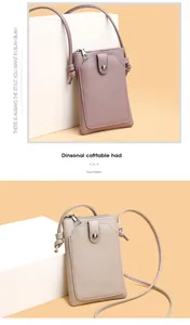 Vue détaillée du sac à bandoulière en cuir PU grainé avec quincaillerie en métal et bouton pression