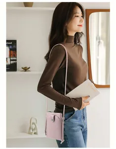 Détail de la pochette téléphone en cuir PU rose clair avec motif litchi et bouton pression
