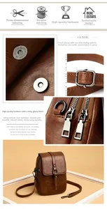Vue détaillée du petit sac bandoulière marron en cuir avec coutures précises et boucles