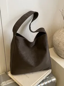 Μεγάλη σκούρα καφέ τσάντα tote με ματ φινίρισμα και κομψό φαρδύ λουράκι ώμου