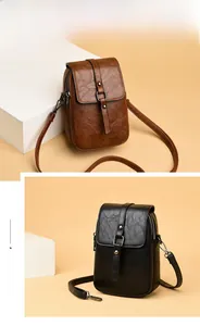 Vue détaillée de mini sacs bandoulière marron et noir en cuir avec texture litchi