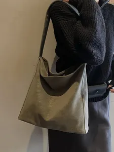 Vintage τσάντα tote μεγάλης χωρητικότητας με φαρδύ ιμάντα ώμου σε ματ δέρμα taupe