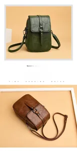 Gros plan détaillé sur des mini sacs rétro en similicuir vert foncé et marron