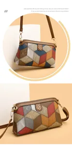 Dettaglio della borsa a tracolla bohémien in patchwork geometrico con ecopelle testurizzata