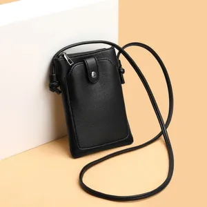 Mini sac à bandoulière en cuir noir pour téléphone avec boucle argentée et style épuré