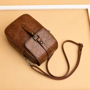 Petit sac bandoulière vintage marron en similicuir avec poche avant et sangle réglable