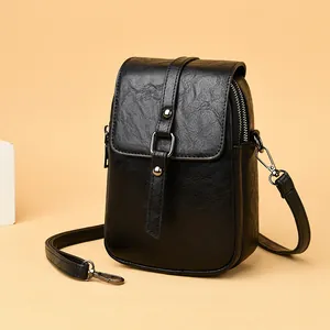 Mini sac bandoulière vertical noir en similicuir texturé avec détail de rivet métallique