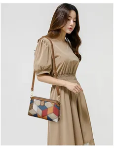 Dettaglio borsa a tracolla boho con patchwork 3D e chiusura dorata a forma di quadrifoglio