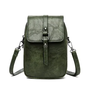 Mini sac bandoulière rétro vert foncé avec texture huilée et détail d'anneau en métal