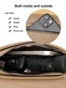 Binnenzicht van beige crossbodytas met ruimte voor telefoon, paraplu en sleutels