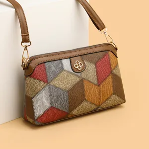 Borsa a tracolla bohémien in pelle con design geometrico e logo a quadrifoglio d'oro