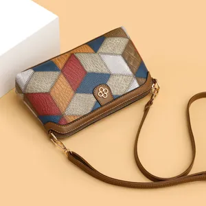 Borsa a tracolla bohémien con patchwork in pelle a rombi e dettagli dorati fini
