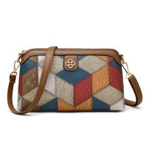 Borsa a tracolla patchwork bohémien con motivo geometrico 3D colorato e logo oro