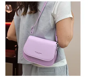 Κοντινό πλάνο λιλά τσάντας σέλας με στάμπα Fashion Trend και ρυθμιζόμενο λουράκι