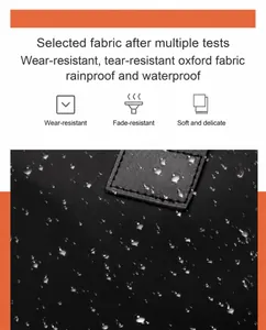 Dettaglio del tessuto oxford impermeabile su zaino nero con effetto gocce d'acqua
