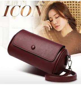 Détail d'un sac cylindre bordeaux en similicuir grainé avec fermeture éclair métal