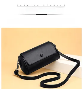 Vue détaillée d'un sac bandoulière cylindrique en cuir noir avec zip et bouton rond