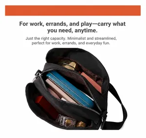 Dettaglio dall'alto degli interni organizzati della borsa a secchiello in nylon nero