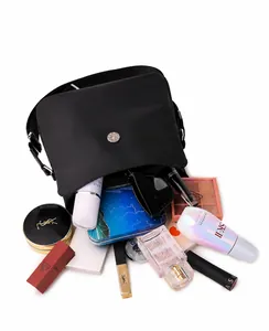 Vista interna della borsa a tracolla in nylon nero con ampia capacità e tasca interna zip