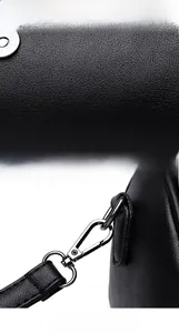 Vue macro du cuir noir grainé avec fermoir magnétique et détails en métal argenté